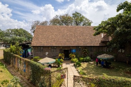 Biblioteca Kaloleni, uma das duas de Nairóbi restauradas pelo Book Bunk Trust. 
