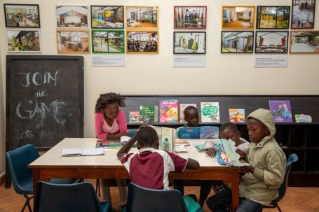Crianças leem juntas na Biblioteca Eastlands. 