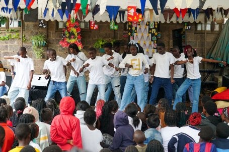 Alunos do Dance Bunk se apresentam durante as celebrações do Jamhuri, na Biblioteca Kaloleni, marcando o Dia da Independência do Quênia. 