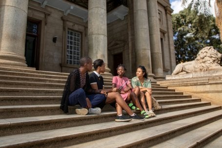 Liny Faith Onyi (segunda da direita), escritora e frequentadora da biblioteca, junto a amigos na área externa da Biblioteca Memorial McMillan.