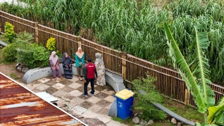 A integração de espaços públicos com a infraestrutura de saneamento ajudou a melhorar a vida cotidiana nos assentamentos informais de Makassar. 