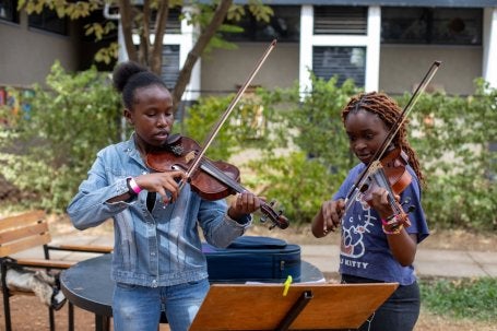 Alunos do Music Bunk, incluindo Naya (à esquerda), praticam violino na Biblioteca Eastlands. 