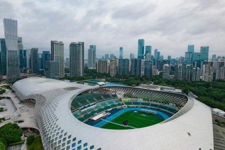 Vista aérea do Shenzhen Bay Sports Center, que conta com painéis de vidro fotovoltaico e outros elementos sustentáveis. 
