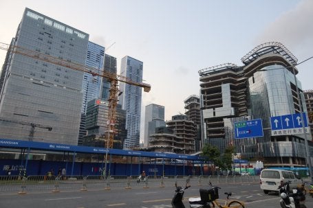 Edifício em construção no Distrito Central de Houhai. 