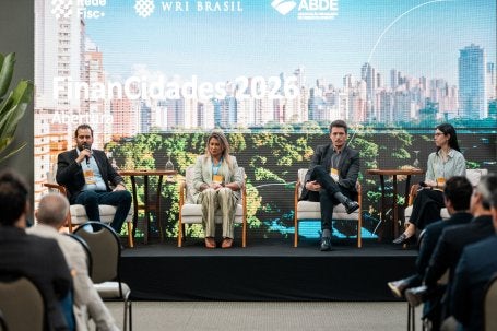pessoas reunidas em palco