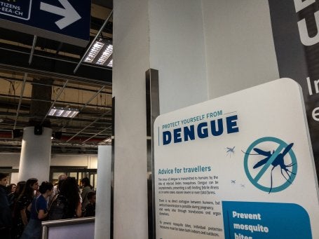Placa no aeroporto de Roma alerta os viajantes sobre os perigos da dengue. A doença transmitida por mosquitos pode atingir níveis epidêmicos com o aumento das temperaturas. 