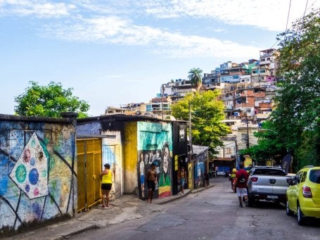 No Brasil, o programa Periferia Viva busca melhorar as condições de vida em favelas com a participação dos moradores. 