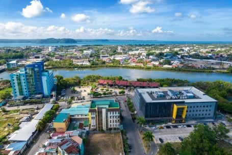 Em Iloilo City, nas Filipinas, a prefeitura trabalha em parceria com as comunidades para construir moradias resistentes a enchentes. 