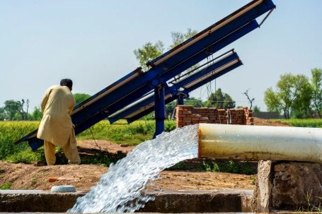 Agricultor ajusta um painel solar no Paquistão: o recente boom da energia solar no país ajudou a proteger a nação do aumento dos custos de combustível decorrentes da guerra com o Irã. (Foto: Hussain Warraich/Shutterstock)