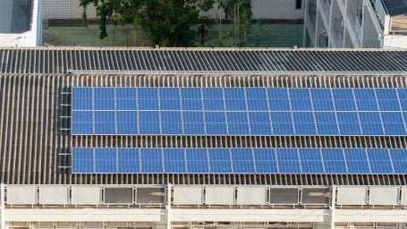 Instalar painéis solares nos telhados de hospitais, como nessa unidade em Chiang Mai, na Tailândia, é uma das formas pelas quais os governos podem investir na preparação para desastres relacionados ao clima. (Foto: N Team/Shutterstock)