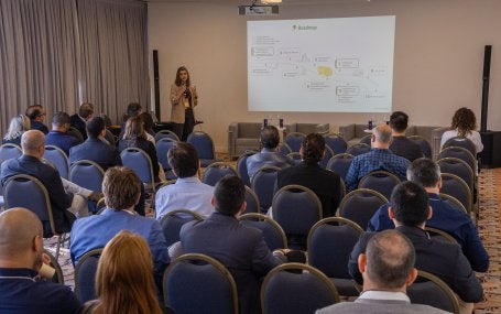 mulher conduz apresentação diante de plateia