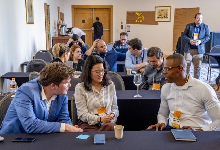 pessoas conversam em sala de reuniões
