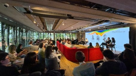 plateia acompanhando a fala dos painelistas no palco