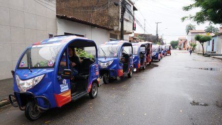 Frota de tuk-tuks elétricos da Rede Vamos Juntos