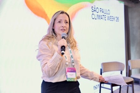Mirela Sandrini falando no palco da SPCW