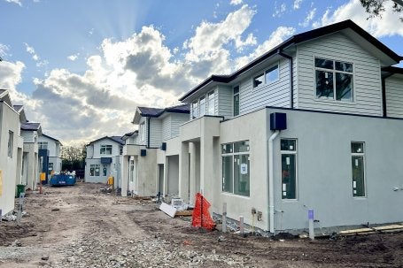 Novas moradias em construção em Melbourne, na Austrália. A estratégia de longo prazo do país inclui padrões atualizados de eficiência energética para novas residências. (Foto: Alena Levykin/Shutterstock)