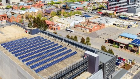 Usina solar instalada em um edifício em Adelaide, na Austrália, país que tem destinado milhões de dólares para acelerar a implantação de novas usinas de energia renovável. (Foto: moisseyev/iStock)
