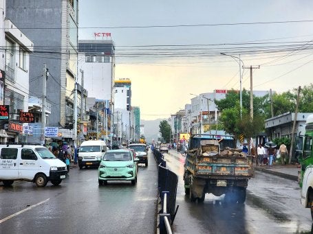 Rua movimentada em Adis Abeba, na Etiópia. A recente proibição da importação de veículos movidos a combustíveis fósseis demonstra como diferentes áreas do governo podem apoiar políticas que alinham os planos climáticos e de desenvolvimento. (Foto: Bazigala Derrick/iStock)