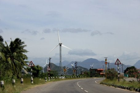 Turbinas eólicas do Parque Eólico de Kudankulam, em Tamil Nadu, na Índia, próximo à Usina Nuclear de Kudankulam. O parque está entre os maiores do país e faz parte dos esforços da Índia para atender à crescente demanda por energia. (Foto: Parimita Krishna/iStock) 
