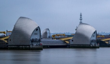 O projeto Thames Estuary 2100 é uma das maiores barreiras móveis contra inundações do mundo (Foto: Phil Dolby/Flickr-CC)