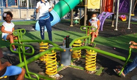 crianças brincando em parque na colômbia