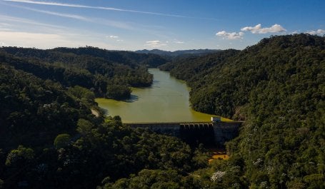 Florestas ao redor de barragem no Espírito Santo