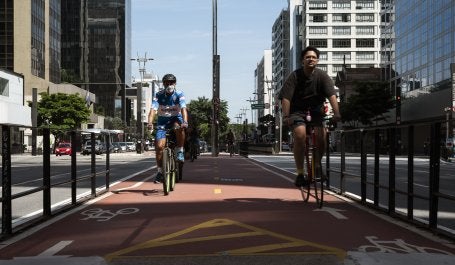 homens pedalam em ciclovia em São Paulo