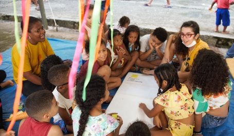 pessoas, incluindo crianças, durante oficina de participação em Recife