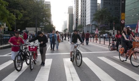ciclistas e pedestres na avenida Paulista, em São Paulo