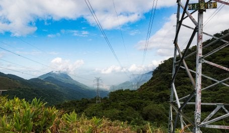 linhas de transmissão de energia em meio a floresta na região de Cubatão, Santo André, São Paulo