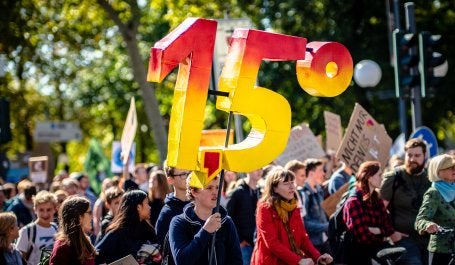 pessoas em protesto por ações pelo clima