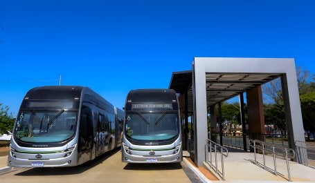 dois BRTs elétricos lado a lado