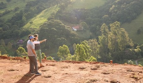 Pessoas em área de restauração em Extrema-MG
