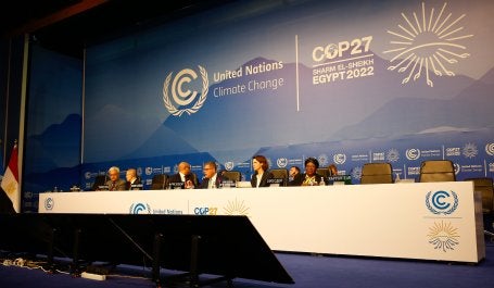 mesa mostra líderes durante negociações oficiais da COP27