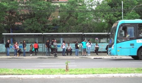 pessoas em ponto de ônibus