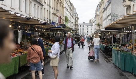 homem caminhando por paris