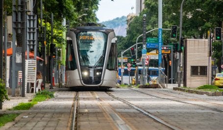 Veículo leve sobre trilhos