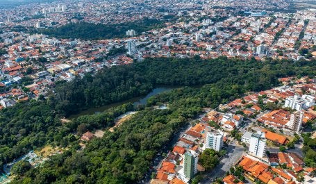 foto aérea da cidade de belo horizonte com grande área verde ao centro