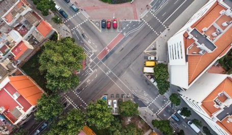 vista aérea de cruzamento de ruas com ciclofaixas