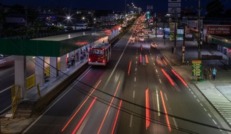 imagem noturna de rua com carros em alta velocidade