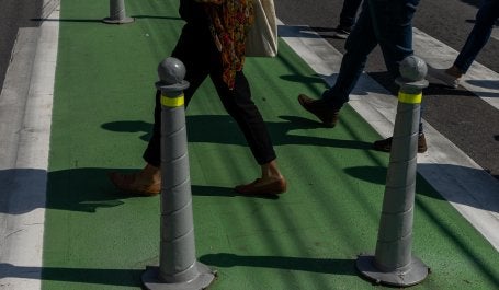 pernas de pessoas atravessando em faixa de segurança