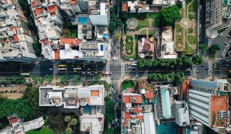imagem de drone de uma cidade 