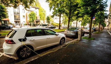 carro elétrico em carregamento em rua da noruega