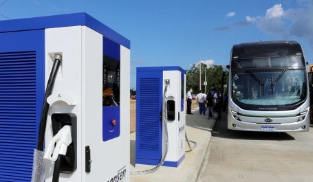 ônibus elétrico ao lado de carregadores