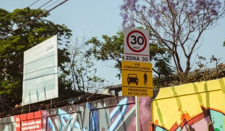 imagem de placa de trânsito informando limite de 30 km/h