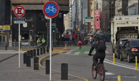 homem pedala ciclovia nova avenida corrientes buenos aires