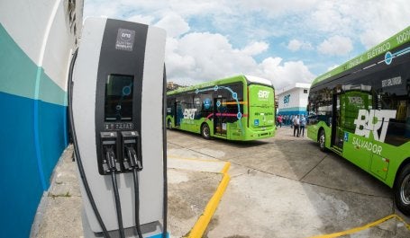 ônibus elétrico ao lado de carregadores