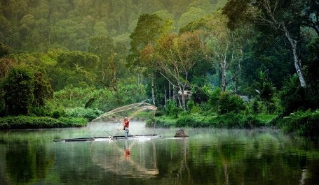 homem pesca no lago gunung na indonesia
