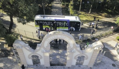 ônibus elétrico em frente a um monumento