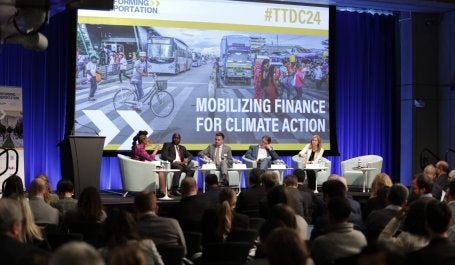 pessoas conversam em um palco